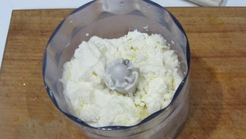 1. Этап. Перец, фаршированный творогом и зеленью: Творог взбить в массу в блендере.