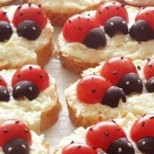 Бутерброды в виде божьей коровки