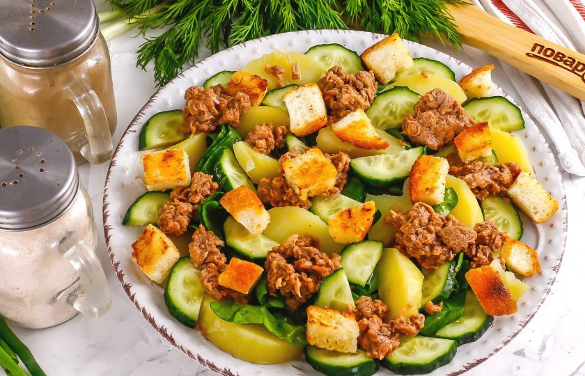 1. Этап. Салат с тунцом и сухариками: Дополните блюдо сухариками. Их вы можете приобрести в магазине или поджарить на сковороде в домашних условиях, используя белый либо ржаной хлеб. Сухарики полейте маслом из консервы.