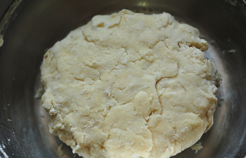 1. Этап. Московские пончики: К творогу нужно добавить муку, которую следует просеять. Отправляйте муку в тесто порциями. С первой порцией добавьте соду, погашенную уксусом. Вымешайте тесто руками. Оно должно получиться довольно крутым.