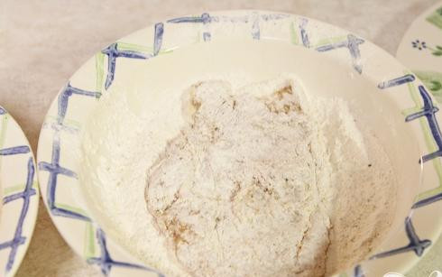 1. Этап. Куриные грудки с пастой и сливочным соусом: 4. Извлечь курицу из молочной смеси, стряхнуть излишки и обвалять в мучной смеси.