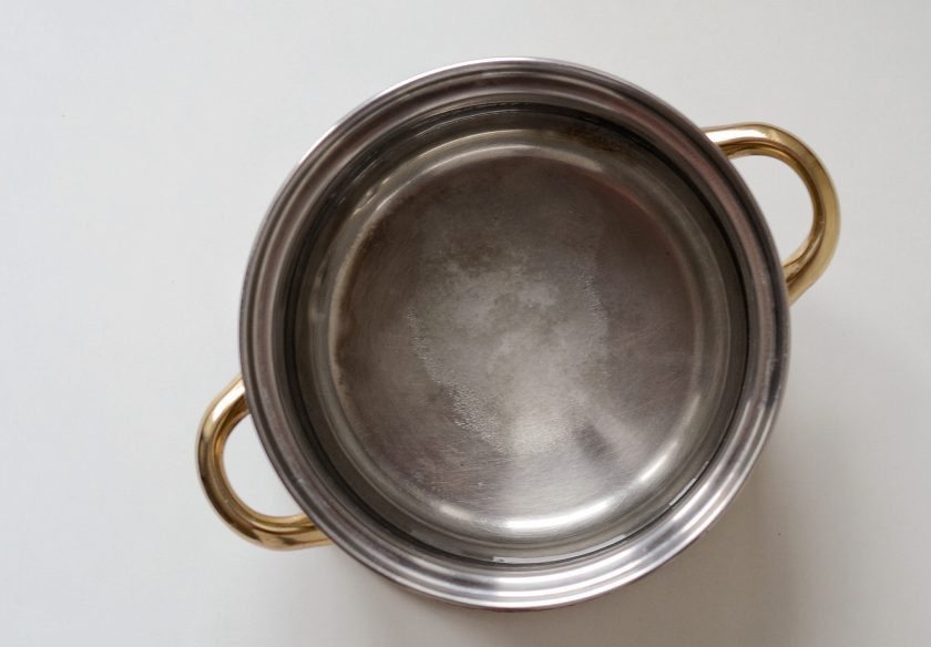 1. Этап. Салат из красных помидоров на зиму: Приготовьте рассол. Вскипятите воду с сахаром и солью, остудите до комнатной температуры.