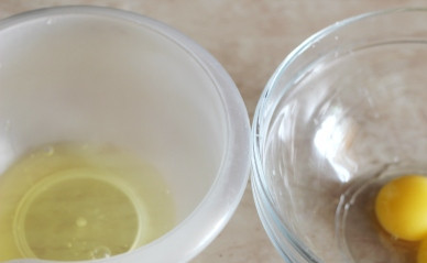 1. Этап. Кайзершмаррн с творогом: 1. Белки двух яиц отделяем от желтков.