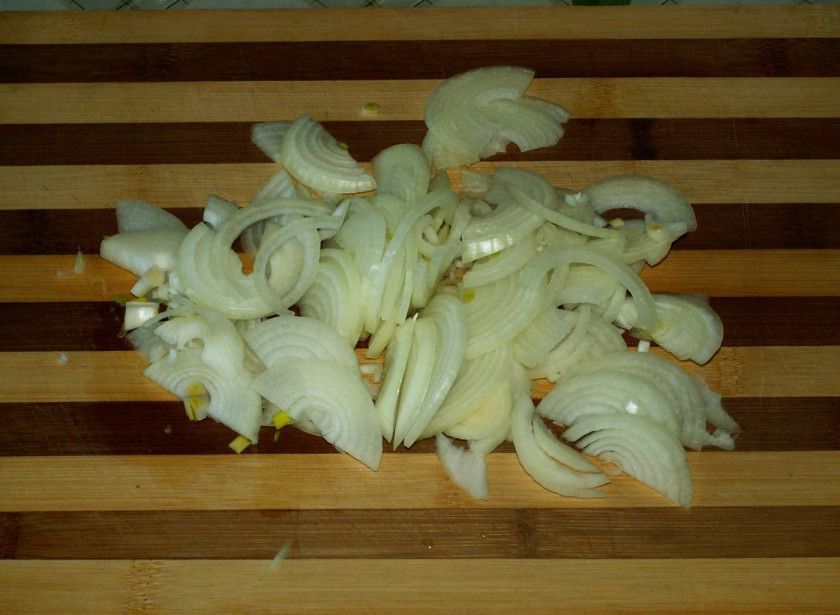 1. Этап. Запеченная рыба в сметане: Лук режем полукольцами.