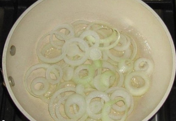 1. Stage. Mussels with lemon: Cut the onions into rings and fry in vegetable oil until soft.