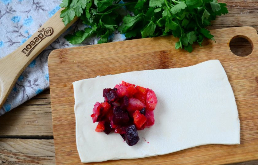 1. Этап. Пирожки с винегретом: Слегка раскатайте каждый прямоугольник. Условно поделите прямоугольник пополам, на одну половину положите 1 ст. ложку начинки.