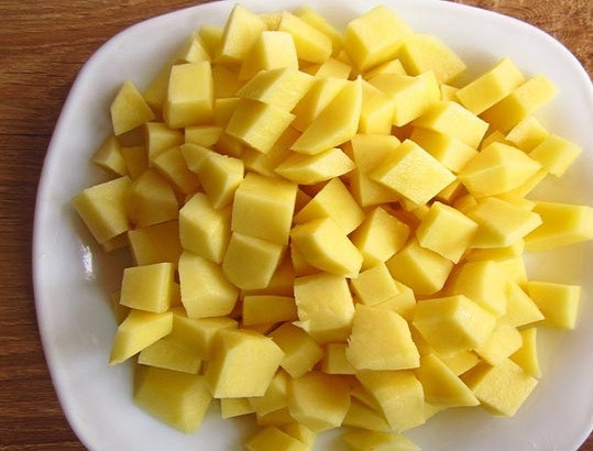 1. Этап. Куриные сердечки с картошкой: 2. За это время очистите и нарежьте мелко картофель.