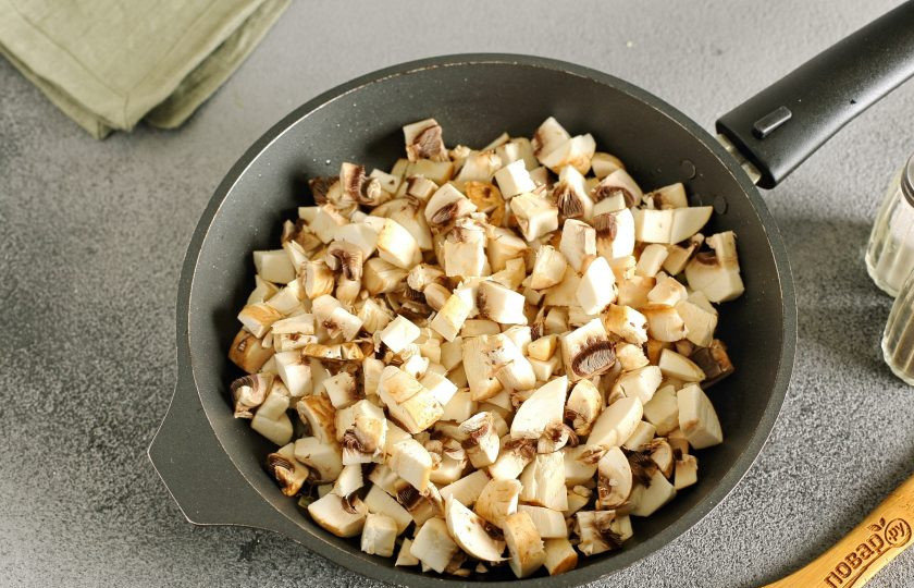 1. Этап. Салат с грибами жареными: Добавьте нарезанные кубиками грибы.