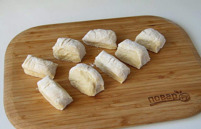 1. Этап. Кокроки с яблоками: Дайте тесту отдохнуть 20 минут, накрыв чистым полотенцем, после чего разделите на 8-10 частей.