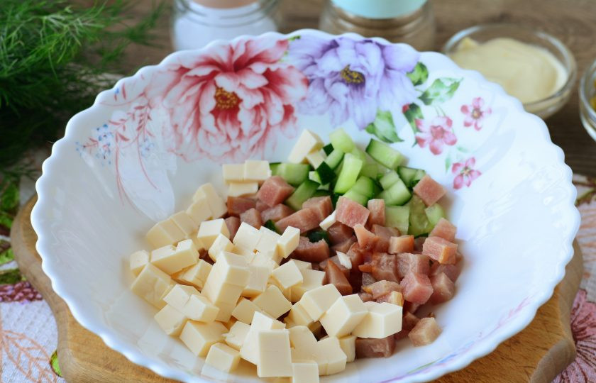 1. Этап. Салат с ветчиной и плавленым сыром: Нарезанные компоненты сложите в тарелку или миску.