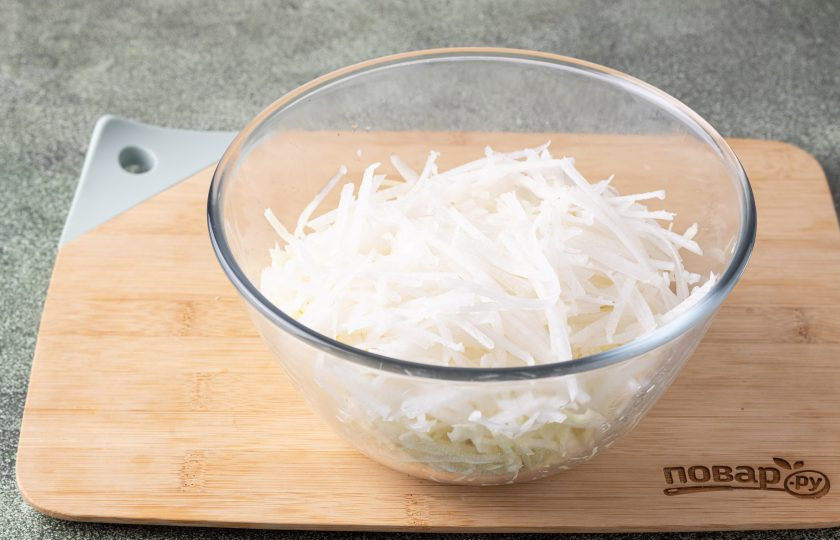 1. Этап. Салат из капусты, дайкона и свеклы: Дайкон очистите от кожуры, затем натрите на терке для моркови по-корейски.