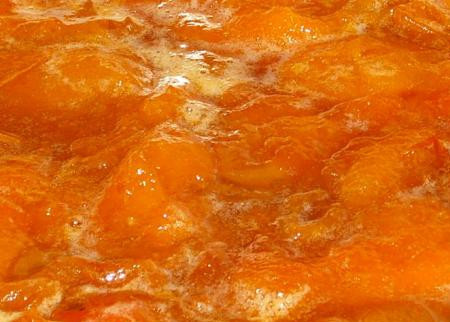 1. Этап. Варенье из абрикосов с винным уксусом в духовке: 4. Варим до готовности, определить которую не сложно - варенье должно быть густым. Кроме этого, густоту также определяйте сами. Лично я люблю пореже, поэттому варю его около 2 часов, убавив огонь.