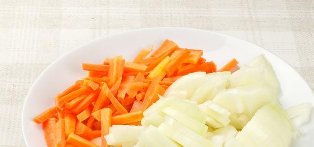 1. Этап. Тушеная свинина с овощами на сковороде: Брусочками режем морковь, лук - колечками.