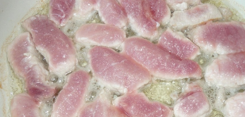 1. Этап. Свинина с цветной капустой: Обжариваем мясо в масле на сковороде. Параллельно обжарим очищенный и нарезанный полукольцами (или четвертькольцами, как вам удобнее) лук.