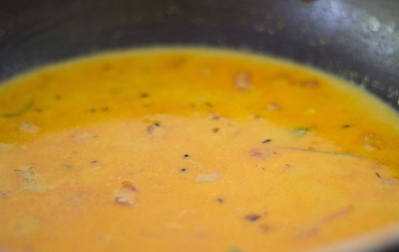 1. Этап. Карри с рисом, горошком и грибами: Залейте все водой и оставьте тушиться на 15-20 минут.