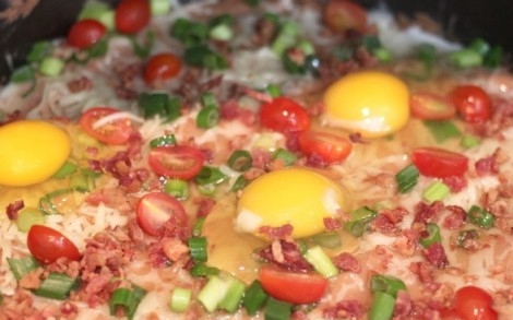 1. Этап. Ужин из ничего: У меня завалялось по кусочку ветчины и сыра, их я тоже покрошила в блюдо, но можно и без этого. Сверху разбейте яйца и отправьте блюдо в духовку.