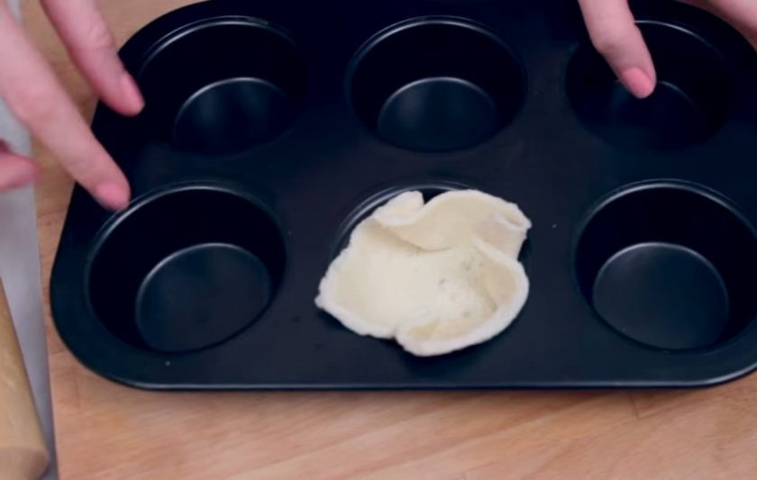 1. Этап. Тостовые корзинки с начинкой: 1. Срежьте края хлеба, а мякоть слегка раскатайте скалкой в тонкий пласт. Форму для кексов смажьте растительным маслом и аккуратно выложите в нее хлеб, сформировав корзинки. Выпекайте в разогретой до 180 градусов духовке примерно 10 минут.