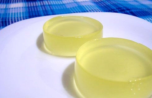 1. Этап. Лимонное желе: Когда желе застынет, оно готово к употреблению. Чтобы оно легче доставалось из формы, форму стоит на несколько секунд опустить в теплую воду. Можете украсить желе ломтиками лимона и листиками мяты, и даже на праздничном столе такой десерт будет смотреться аппетитно.