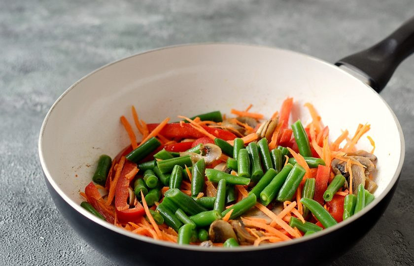 1. Этап. Гречневая лапша вок с овощами: Разогрейте скороду на среднем огне. Обжарьте грибы до золотистого цвета. Добавьте сладкий перец, стручковую фасоль и морковь. Жарьте овощи примерно 5-7 минут. Они должны остаться хрустящими, но размягчиться.