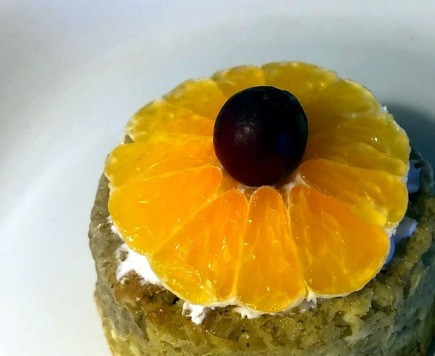 1. Этап. Двухсоставные тарталетки Инь-янь: 7. Подавать можно с фруктами, например, с греческим йогуртом, мандарином и ягодами. Приятного аппетита!