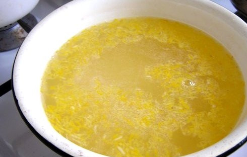 1. Этап. Лимонное желе: Добавляем цедру лимона в кастрюлю к сахарному сиропу и туда же кладем желатин. Ставим на огонь и, постоянно помешивая, доводим до кипения.