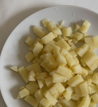 1. Этап. Салат из свеклы и картофеля: Картофель тоже нарезать мелкими кубиками.