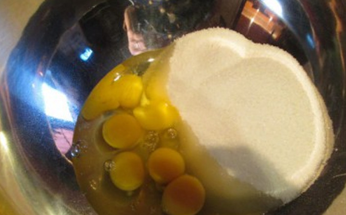 1. Этап. Торт Корабль: 5. Смешать сахар и яйца и тщательно взбить до бела, добавить растопленное масло, соду и мед, а также 5 ст. муки. Нагреть тесто на водяной бане. Все, масса готова к выпеканию.