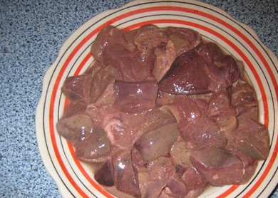 1. Этап. Печень по-милански: Куриную печень помыть и порезать кусочками.