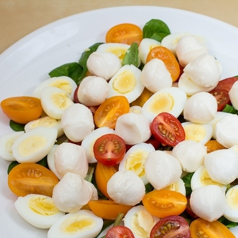 1. Этап. Салат Милые крошки: Далее в салат следуют маленькие шарики моцареллы.