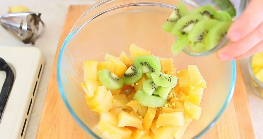 1. Этап. Яблочно-лимонное пюре: В блендер добавьте все фрукты, имбирь, уксус и сок лимона.