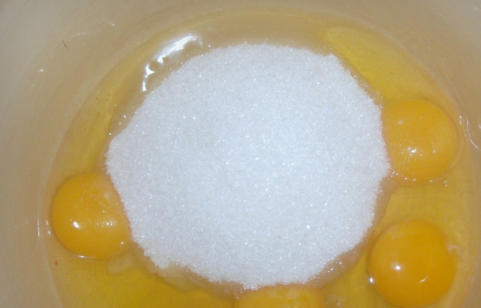 1. Этап. Сахарные трубочки: Вбейте яйца в глубокую тарелку, добавьте сахар.
