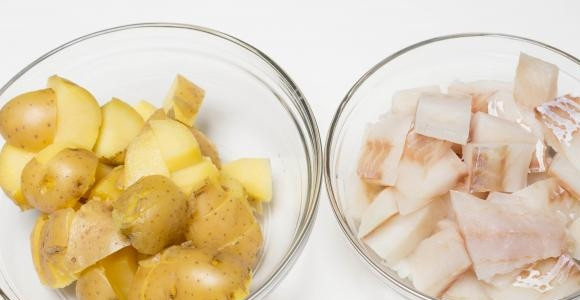 1. Этап. Картофель с треской: Затем картофель и рыбу нарежьте кубиками.