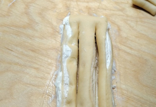 1. Этап. Булочки Клубочек с творожным сыром: Каждую полоску разрезать на 3 полоски, не дорезая до конца.