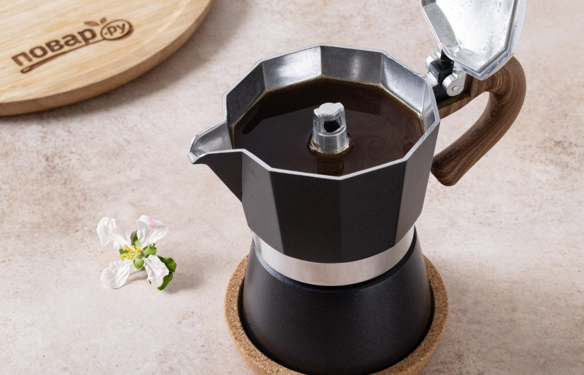 1. Этап. Протеиновый кофе: На медленном огне доведите кофе до кипения и варите, пока кофе полностью не выйдет в верхний резервуар и не раздастся характерное журчание.