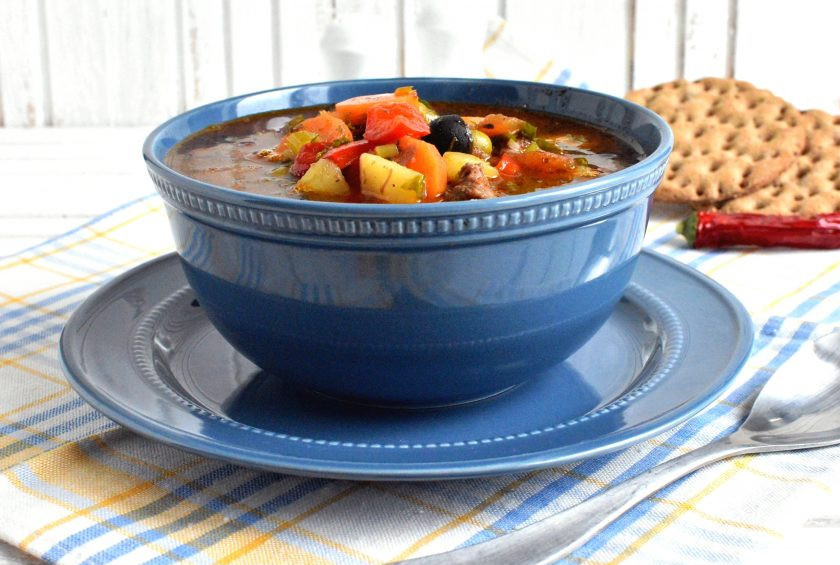 1. Этап. Острый картофельный суп: Дайте супу настояться минут 20. Подавайте в глубоких мисках, наливая «с горочкой». Вкусно подать к супу как подсушенные хлебцы, так и свежий хлеб.