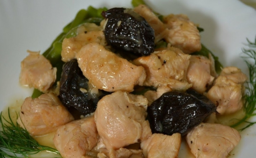 1. Этап. Индейка, тушенная с черносливом в сметане: Добавьте сметану, перемешайте и тушите ещё 5 минут. Приятного аппетита!