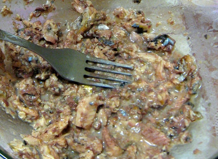 1. Этап. Рыбные котлеты из консервы: Для начала поставим вариться яйца, тем временем займемся подготовкой других ингредиентов. Открываем баночку консервов (на ваш вкус, у меня была сайра) и сливаем из нее почти всю жидкость в стакан, она может нам еще пригодиться в случае, если надо будет сделать фарш более сочным. Выкладываем рыбу в мисочку и тщательно разминаем ее при помощи вилки.