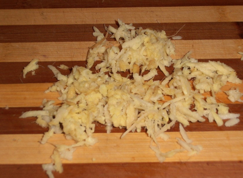 1. Этап. Рис с грибами и овощами: Свежий имбирь натрите на терке.