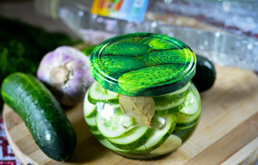 1. Этап. Салат из переросших огурцов на зиму без стерилизации: Повторно залейте салат горячим маринадом и сразу закатайте крышками. Дайте салату остыть под 