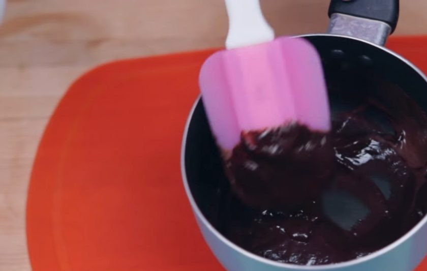 1. Этап. Шоколадный десерт на Хэллоуин: 1. Шоколад с 40 мл сливок растопите на среднем огне до однородной консистенции. Дайте массе остыть. Печенье отделите от начинки и измельчите с помощью ножа в крошку. Оставшиеся сливки взбейте до устойчивых пиков, начиная с малой скорости миксера.