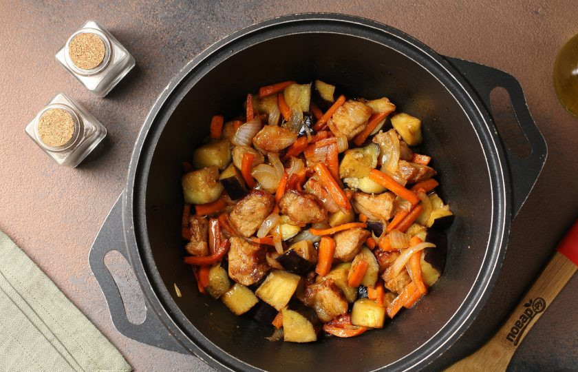 1. Этап. Плов из круглозёрного риса со свиной грудинкой и овощами: Готовьте мясо с овощами ещё около 5 минут.