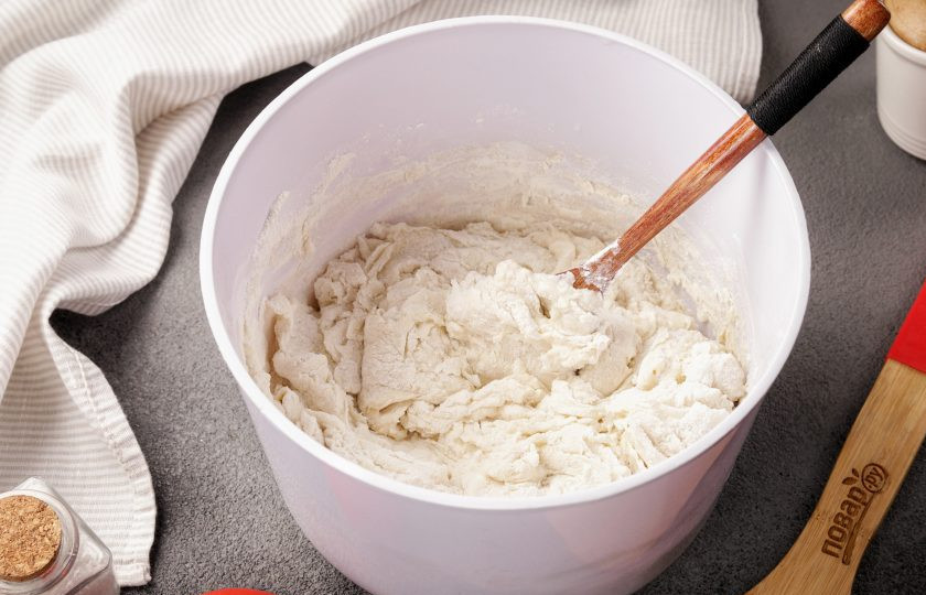 1. Этап. Пицца Кальцоне: Затем добавьте муку и перемешайте.