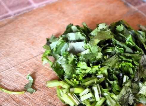 1. Этап. Соте из овощей, карри и кокоса: Кинзу промыть, мелко нарезать.