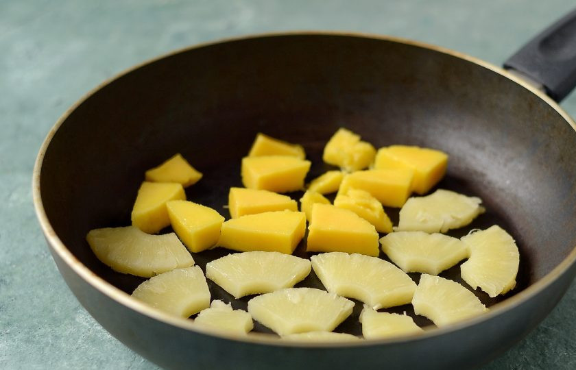 1. Этап. Салат с манго и ананасом: Манго нарежьте квадратиками, колечки ананаса разрежьте на 4 части. Обжарьте фрукты на сухой сковороде до золотистого цвета с двух сторон.