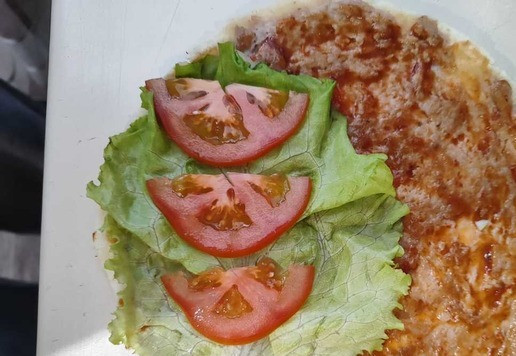 1. Этап. Бургер в лепёшке: Далее кладем лист салата и порезанный ломтиками помидор