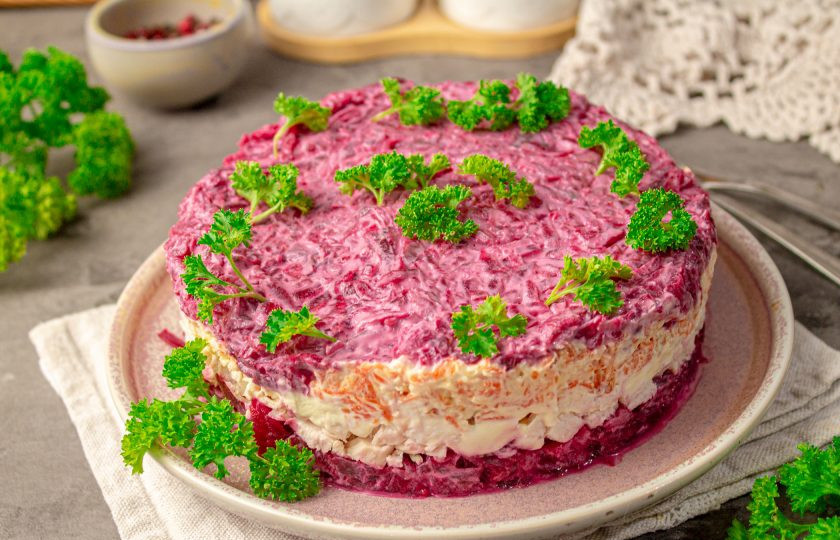 1. Этап. Слоеный салат с курицей, свеклой, морковью и сыром: Достаньте салат перед подачей, аккуратно снимите кольцо. Украсьте листиками петрушки. Подавайте охлажденным. Приятного аппетита!