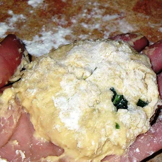 1. Этап. Пирожки со щавелем: Формируем пирожок, защипываем края.