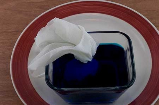 1. Этап. Кружевные крашеные яйца: 3. Подготовить емкость с разведенным пищевым красителем (для каждого цвета отдельную). Аккуратно поместить в краситель яйцо и оставить на некоторое время.