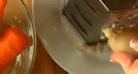 1. Этап. Салат Лисичка: 4. Готовые овощи остудить. Картофель очистить и натереть на средней терке.