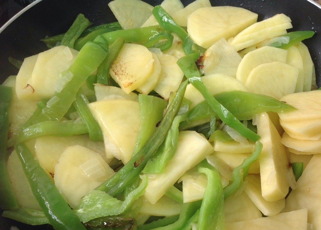 1. Stage. Poor man's potatoes: Fry all the vegetables together on high heat. WARNING: don't salt or stir often so that the potatoes don't fall apart!